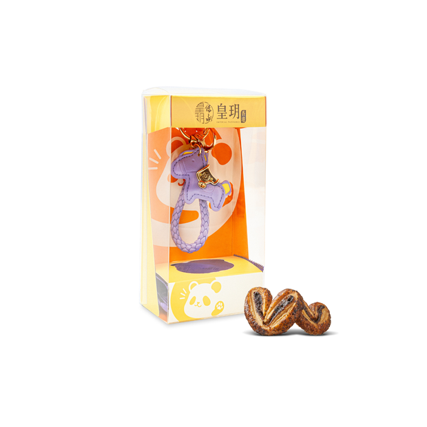 皇玥紫玥小馬鑰匙扣，以神秘浪漫的紫色打造，精緻迷人。內附3件優雅伯爵茶蝴蝶酥，風味獨特。這款聖誕禮物專為喜歡獨特風格的女友設計，在交換禮物時送出，絕對能讓她感受到您的用心與愛意。