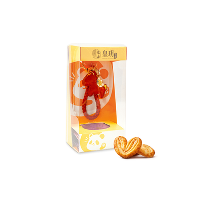 皇玥「紅」運小馬鑰匙扣，限量發售！仿皮精製的小馬搭配喜氣紅色，節日氣氛滿分。內附3件酥脆原味蝴蝶酥。作為聖誕禮物，它不僅寓意吉祥「紅」運，更具收藏價值，是交換禮物活動中令人驚豔的焦點，馬年必收藏！